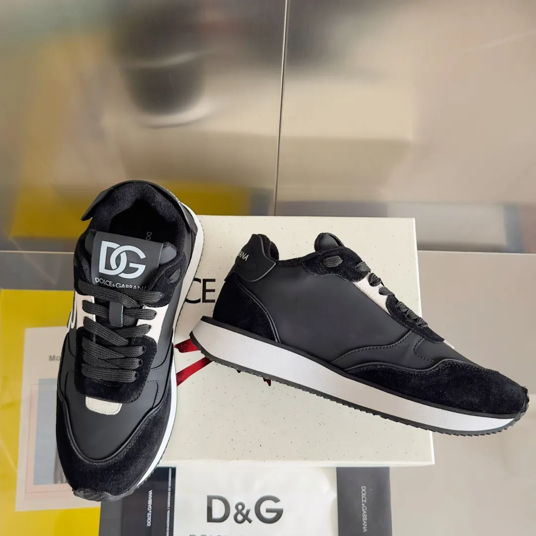 Factory P440💰D&G's latest Cushion series casual sports shoes, dad shoes, running shoes, original purchase and development, production, handmade, but always looking to the future. The new Cushion sneakers feature a two-tone suede upper accented by a mesh contrasting printed DG cross logo on the side. The lightweight, grippy rubber outsole adopts an innovative design to provide excellent performance, and the jacquard label adds timeless style. Exquisite packaging at the delivery counter🛍📦 ▪️ Fabric: Original custom-made first-layer cowhide ▪️ Lining: Original custom-made breathable towel lining ▪️ Sole: Original open-molded rubber material ▪️ Bottom thickness: 3.5CM ▪️ Size: Men's 38-45